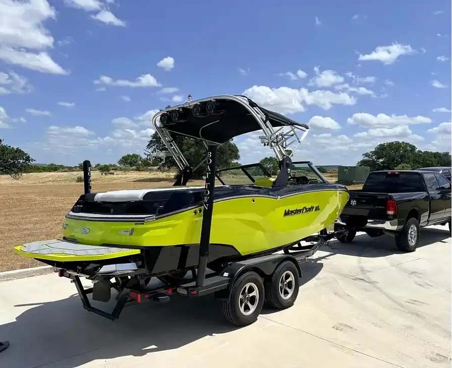 2021 Mastercraft NXT 20 Primium 20-foot tow boat, Ilmor 6.0L MPI inboard engine & 2017 Mastercraft Trailer